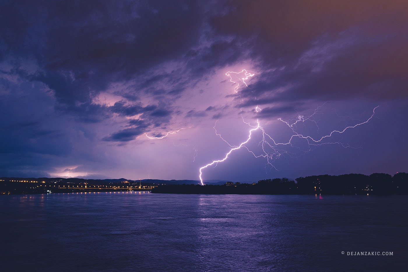 Photograph of night sky by Dejan Zakić