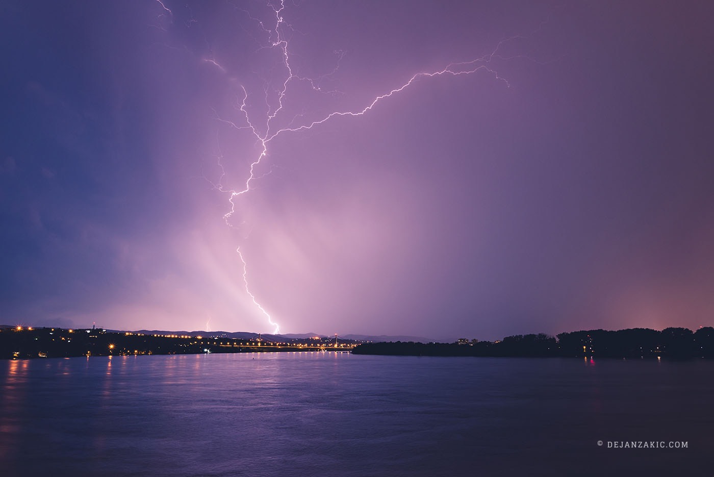 Photograph of night sky by Dejan Zakić