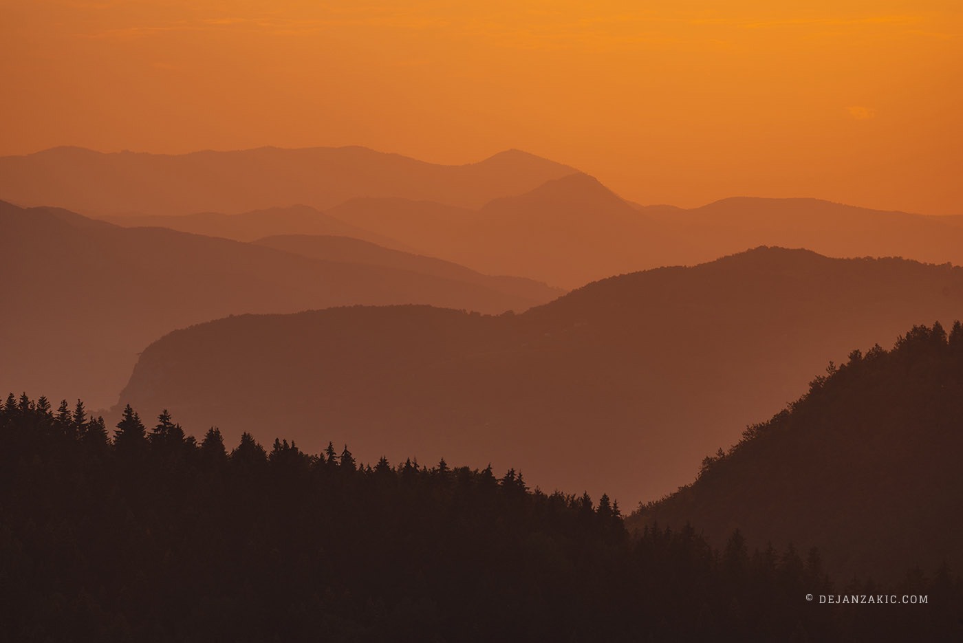 Photograph of mountains by Dejan Zakić