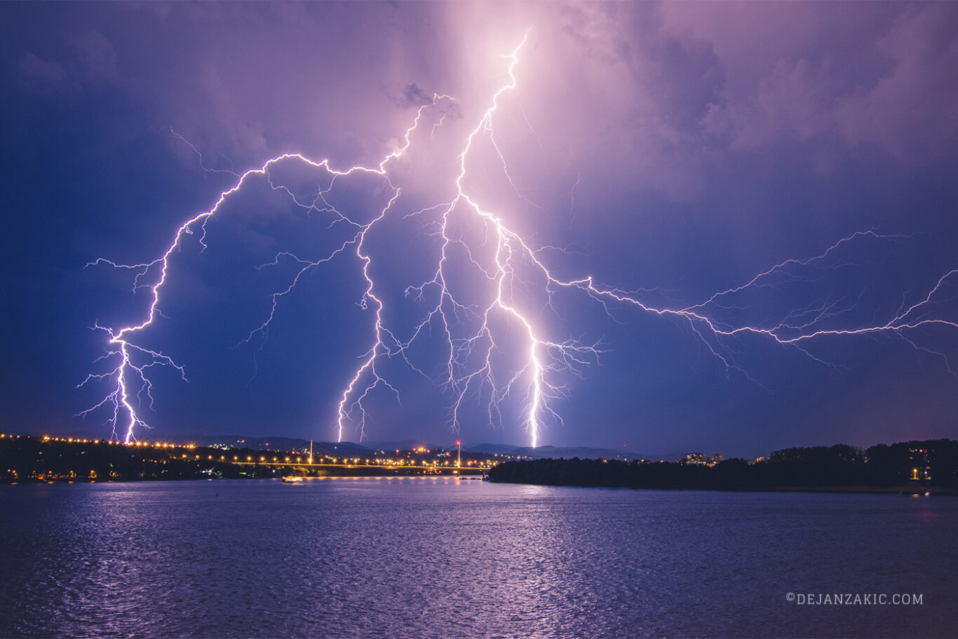 Photograph of night sky by Dejan Zakić